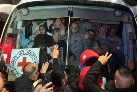 Bus Palang Merah yang membawa tahanan tiba di Ramallah, Tepi Barat, mereka disambut ribuan orang meskipun ada larangan perayaan dari pasukan Israel. (foto X/@deedeehimawari)